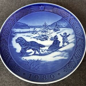 Royal Copenhagen 1986 Christmas Collector Plate